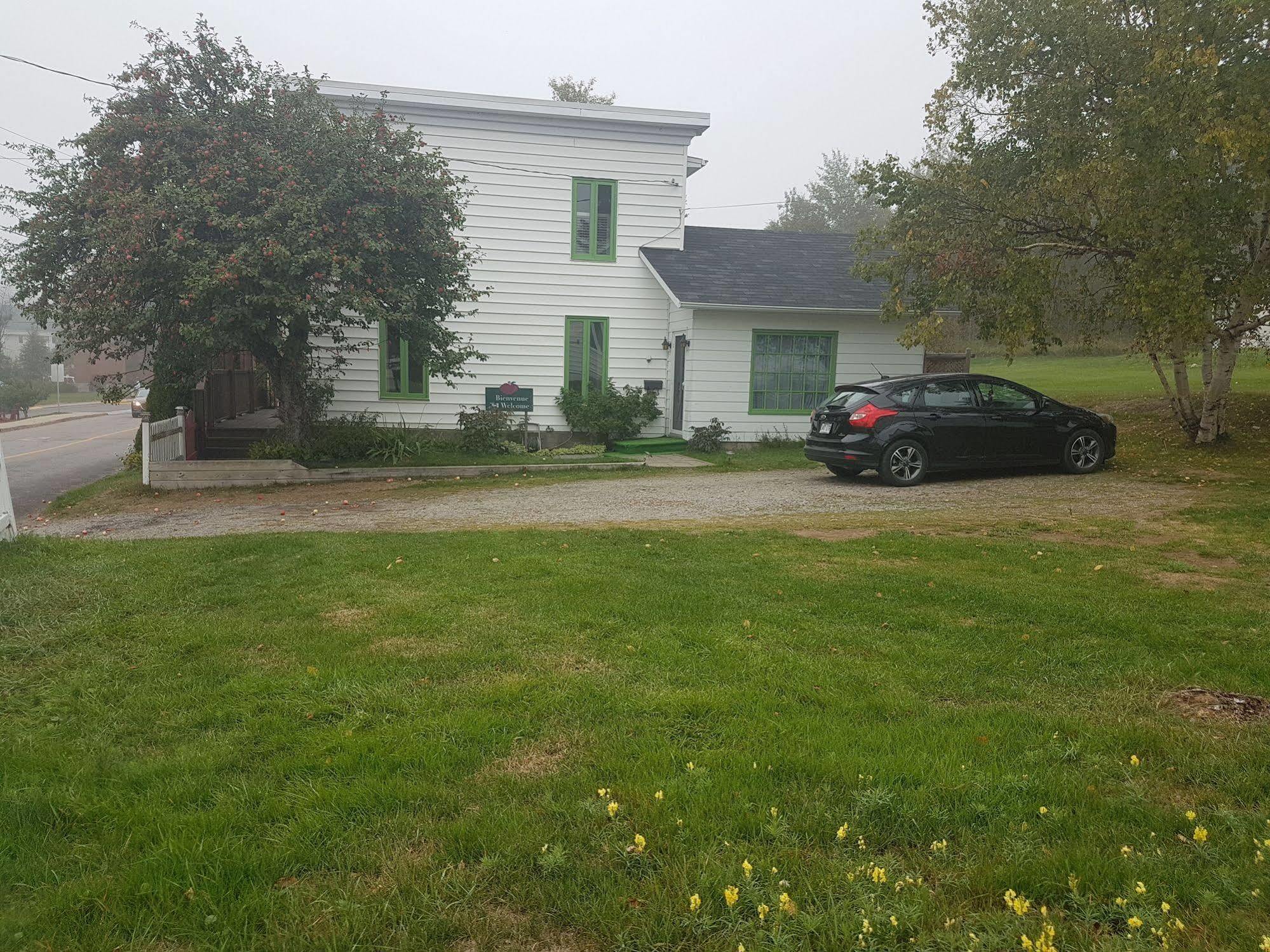 Gite Au Vieux Pommier Tadoussac Exterior photo